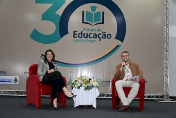 Josiana Hertel encerra Fórum de Educação destacando  o poder transformador do professor