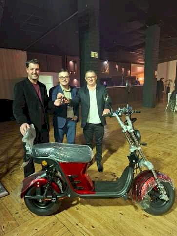 Izelmar Todero é o ganhador da moto elétrica no sorteio da CDL de Getúlio Vargas