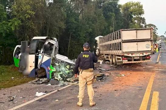 Acidente envolvendo carreta com placas de Erechim e micro-ônibus deixa 23 mortos no Paraná