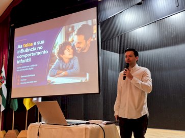 Famílias recebem orientações sobre como preservar a infância em um mundo digital