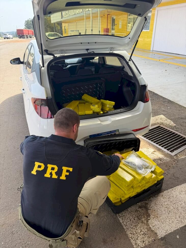 PRF apreende quase 100 quilos de maconha em Passo Fundo