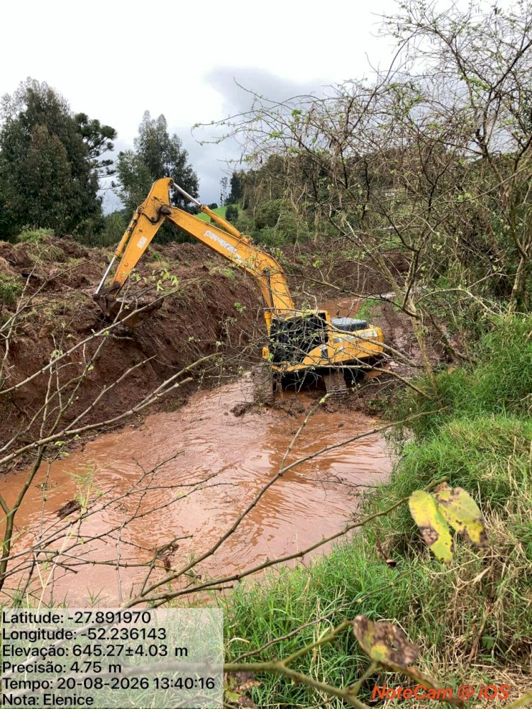Prefeitura mantém trabalho de limpeza do  Rio Limer mesmo com tempo instável