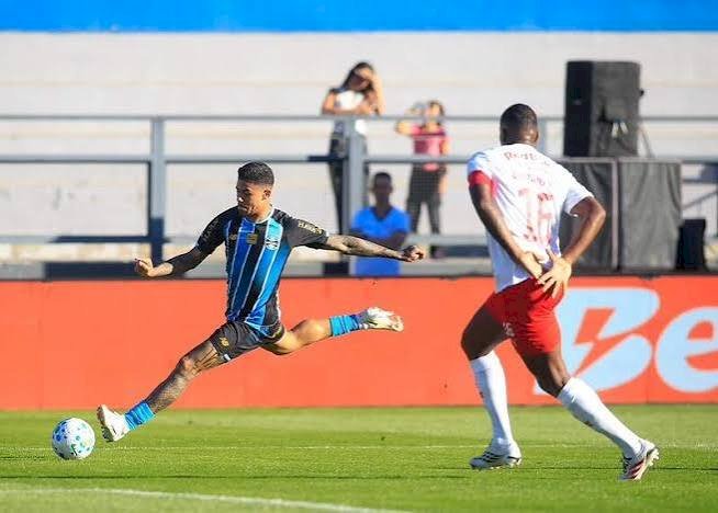 Fora de casa pelo Brasileirão, Grêmio perde para o Bragantino com gol no último minuto