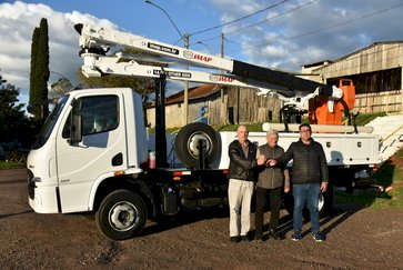 Prefeitura de Getúlio Vargas recebe caminhão  com cesta aérea para serviços elétricos