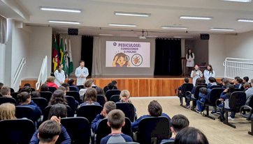 Estudantes de Medicina da URI orientam alunos sobre Dengue e Pediculose