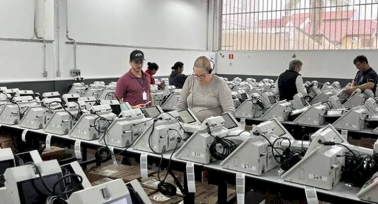 Justiça Eleitoral gaúcha inicia a preparação das urnas eletrônicas que serão utilizadas nas eleições de outubro