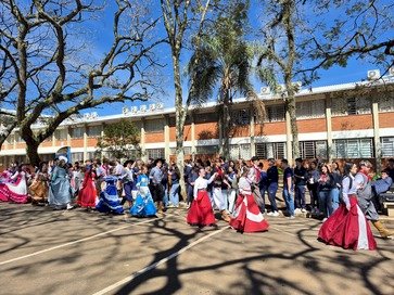 Encerramento da SECART da Escola da URI tem apresentação tradicionalista 