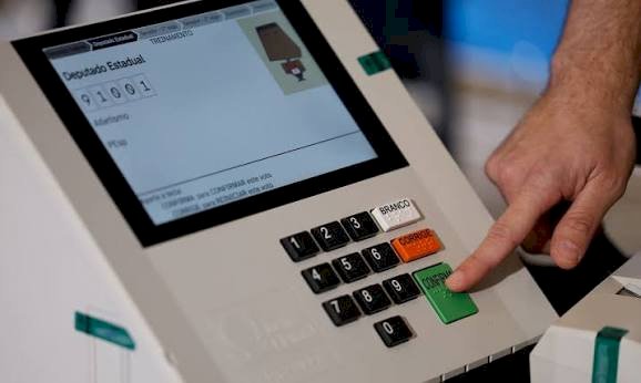 Urnas eletrônicas permanecem abertas até as 17h para os mais de 158 milhões de brasileiros aptos a votar