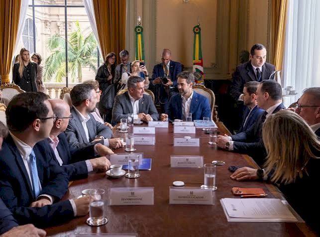 Eduardo Leite e seu sucessor Luciano Zucco têm primeiro encontro preparatório da transição de governo no RS