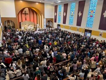 Chuva aproxima famílias e reúne crianças em celebração de fé na 75ª Romaria de Fátima