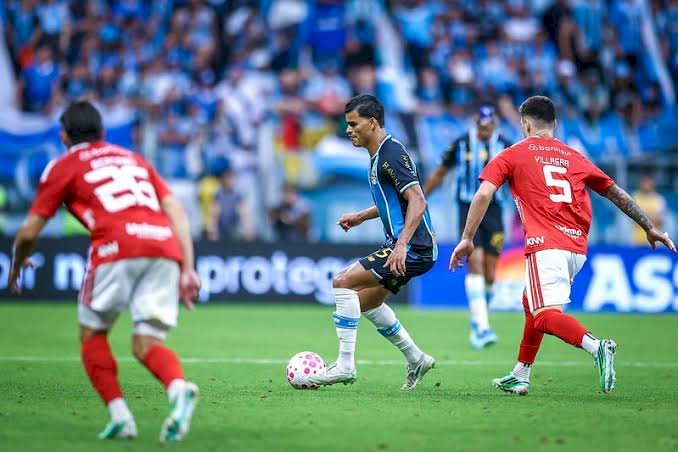 Grêmio Grêmio e Inter empatam em 1 a 1 pelo Brasileirão e seguem na zona de rebaixamento
