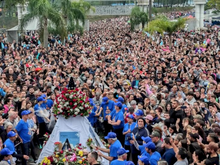 Fé por Nossa Senhora Aparecida move mais de 100 mil fiéis ao Santuário, em Passo Fundo