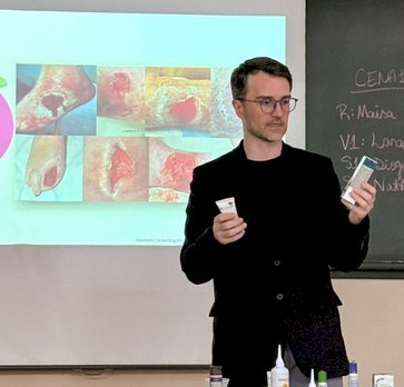 Acadêmicos de Enfermagem da URI participam de palestra sobre Atenção de Enfermagem em Estomias