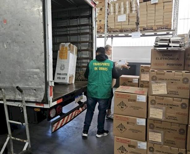 Cartórios eleitorais do RS começam a distribuir as urnas eletrônicas nas seções de votação nesta sexta