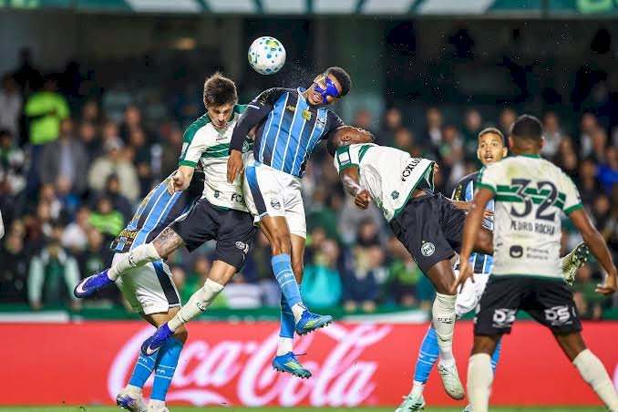 Sobre o Coritiba, Grêmio conquista primeira vitória fora de casa neste Brasileirão, mas permanece no Z-4