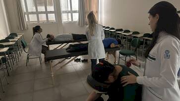 Curso de Fisioterapia da URI promove ações alusivas ao Outubro Rosa no Hospital Santa Terezinha
