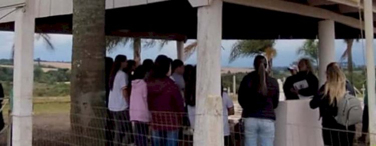 Erebango recebe estudantes da Escola Érico Veríssimo em visita ao Cemitério do Combate