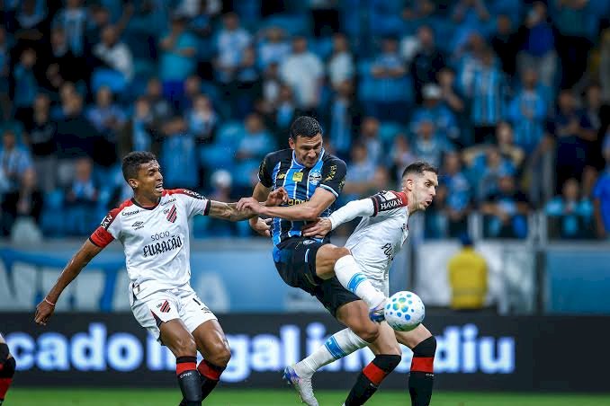 Em casa, Grêmio vence o Athletico-PR por 2 a 0 e sai da zona de rebaixamento